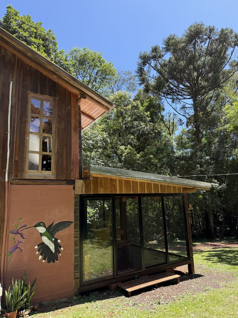 La cabaña rodeada de araucarias