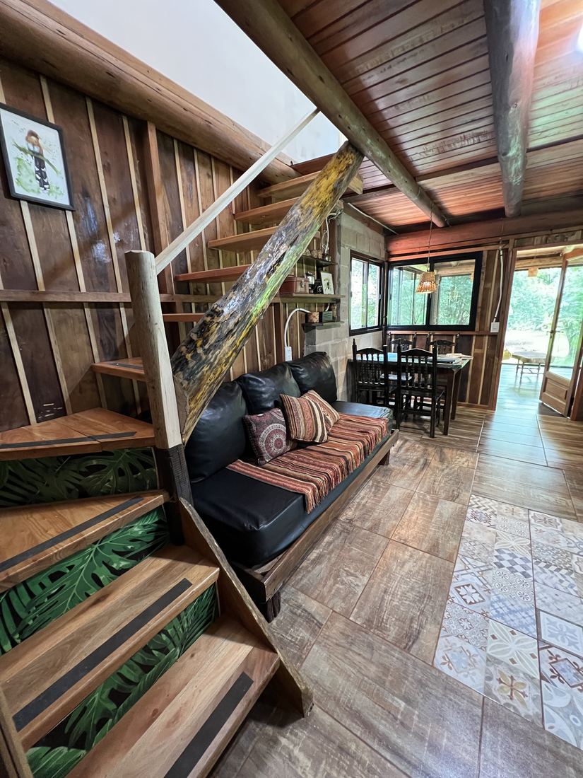 Living con escalera de madera