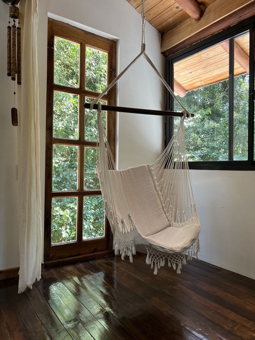 Silla hamaca junto a la ventana