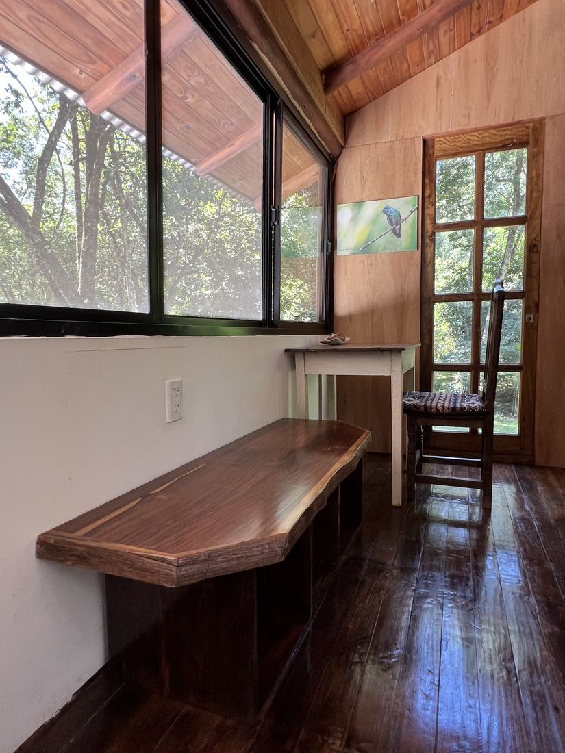 Mesada de madera junto al ventanal