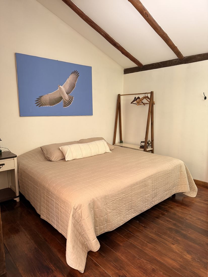 Dormitorio con cama king