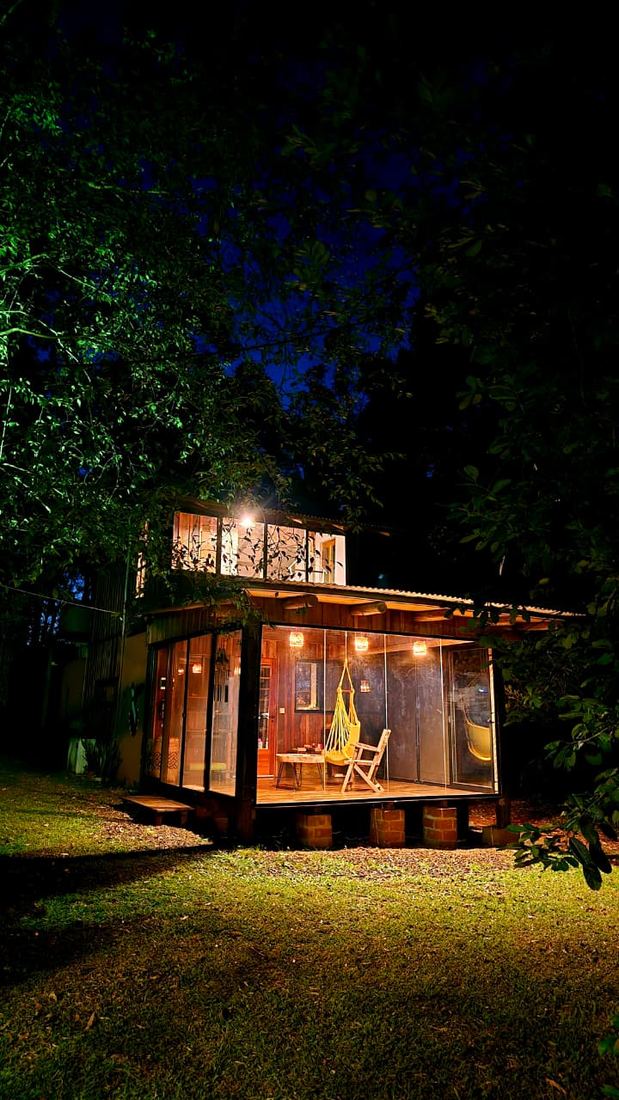 La cabaña de noche