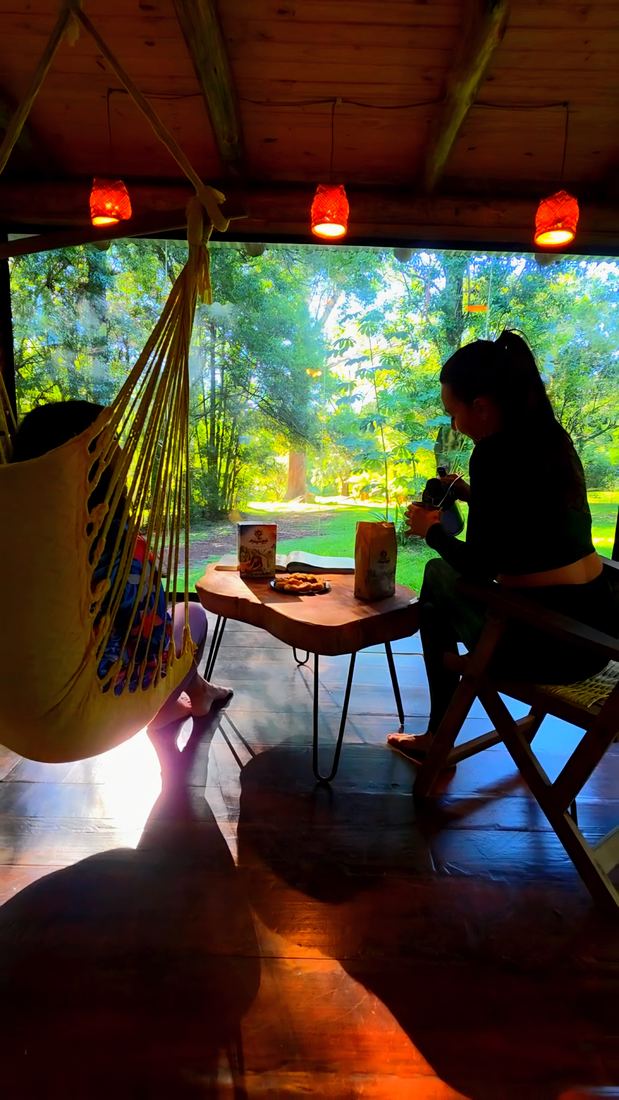 Desayuno en la galería, frente al monte