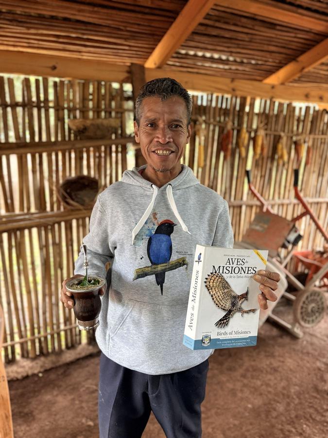 Integrante de la comunidad Perutí Paranay con una guía de aves